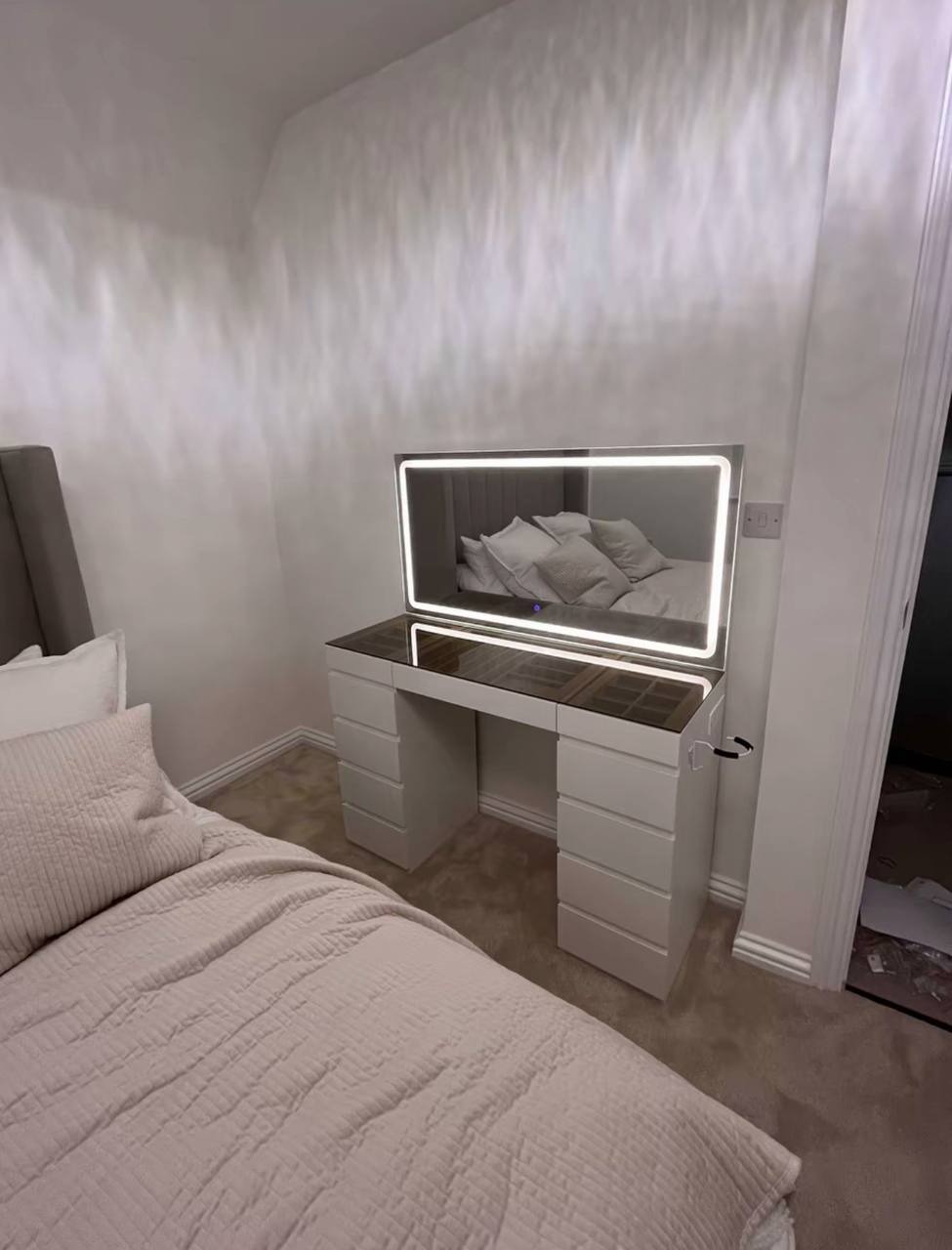 Customer photo of the WOLTU dressing table at home